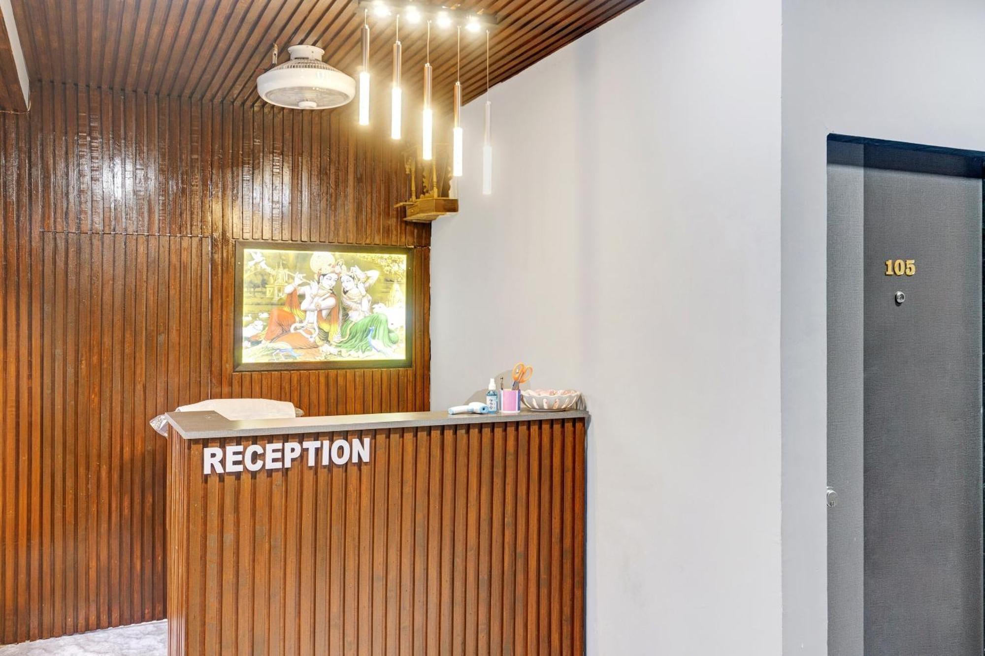 Oyo Flagship Hotel Royal Inn Surat Exterior foto